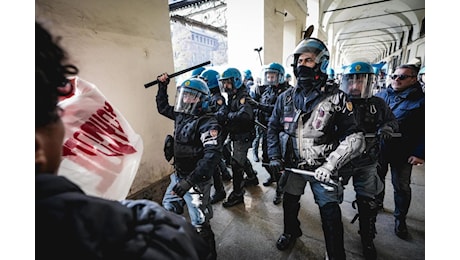 Corteo studenti a Torino, scontri e tensioni: uova e ordigni contro la Polizia, agenti in ospedale