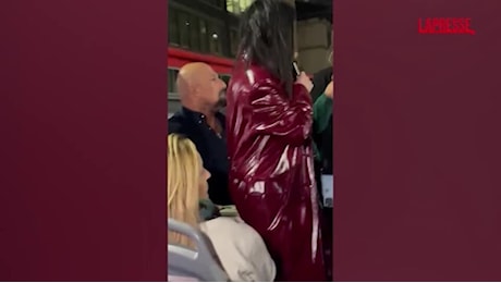 Laura Pausini bionda per il nuovo singolo scherza sul bus: La tengo como todas? No, ora la tengo...