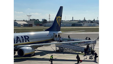 Incendio a motore aereo Ryanair, chiuso l’aeroporto di Brindisi