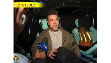 Sono un c.... A Fedez il tapiro d'Oro (riccioluto) per il dissing con Tony Effe.