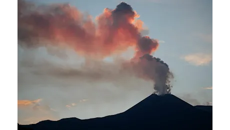 Si è esaurita la fontana di lava sull’Etna, riapre l’aeroporto di Catania