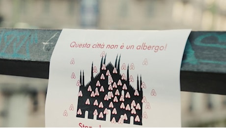 Questa città non è un albergo, a Milano la protesta contro i locker dei bnb