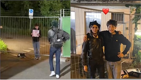 Un fan instancabile: aspetta sei ore Lucio Corsi per un autografo, poi finalmente l’abbraccio