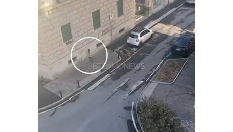 Omicidio di via Tiraboschi, l’uomo che insegue il killer ha qualcosa da insegnarci