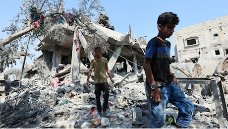 Gaza, attacco aereo israeliano colpisce una scuola: almeno 25 morti