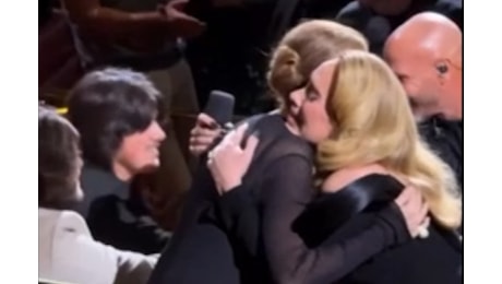 Adele vede Céline Dion al suo concerto e la abbraccia tra le lacrime