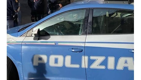 Napoli, giovane si lancia da auto in corsa per sfuggire ad abusi