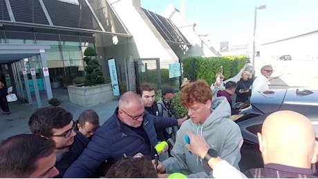 Atp Finals a Torino, Sinner firma autografi all'uscita del J-Medical