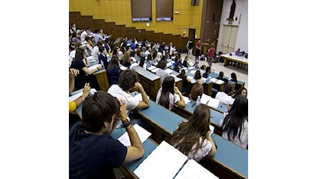 Medicina, stop a numero chiuso e test ingresso per corsi di laurea. Anaao Giovani: rinviato di sei mesi l'esame, va scongiurata la pletora medica