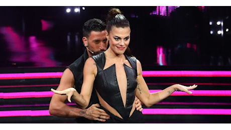 Bianca Guaccero fa (strana) coppia con Giovanni Pernice, il ballerino cacciato ingiustamente dalla Bbc