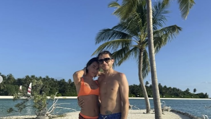 Valentino Rossi e Francesca Sofia Novello: luna di miele (dopo 5 anni d'amore) con le figlie alle Maldive - Corriere della Sera Valentino Rossi e Francesca Sofia Novello: luna di miele (dopo 5 anni d'amore) con le figlie alle Maldive - Corriere della Sera