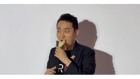 Justin Sun s'è mangiato la banana di Cattelan acquistata per 6,2 milioni di dollari: «Così entrerò nella storia dell'arte» - Il video