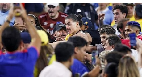 Uruguay-Colombia, Darwin Nunez si scontra coi tifosi colombiani a fine partita