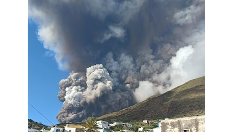 Etna, piove cenere su Catania. La Protezione civile innalza l’allerta rossa per il vulcano Stromboli dopo la nube alta due chilometri – Il video