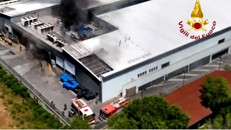 Paura al supermercato: vasto incendio all'Esselunga, salvati due operai sul tetto