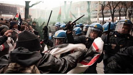 Sciopero generale, scontri a Torino tra studenti e polizia: feriti due agenti. Blitz alla sede della Rai. Salvini: «Oggi violenze e caos, rivedere le norme»