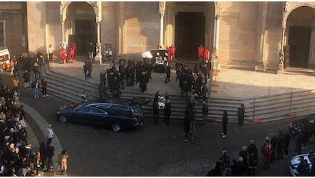 Rose bianche per Aurora, Duomo gremito con tanti giovani DIRETTA fotogallery