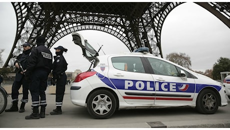 ​Incendio alla Torre Eiffel, evacuati turisti e passanti: paura a Parigi. Cosa è successo