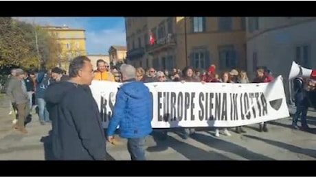 Siena, la protesta dei lavoratori contro la chiusura della Beko: «Non ci arrendiamo»