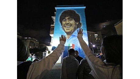 Maradona, a Napoli un murales e una processione in suo onore nel giorno della nascita