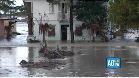 Traversara, il Lamone sfonda di nuovo l'argine: il video tra le case evacuate