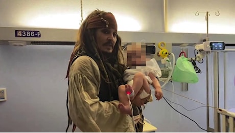 Johnny Depp, pirata dal cuore d'oro: sorpresa ai bambini malati nei panni di Jack Sparrow