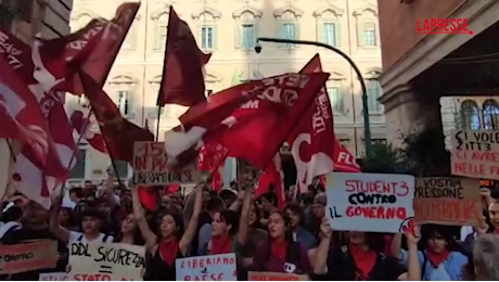 VIDEO Roma, presidio contro Ddl Sicurezza: manifestanti cantano 'Bella ciao' sotto il Senato