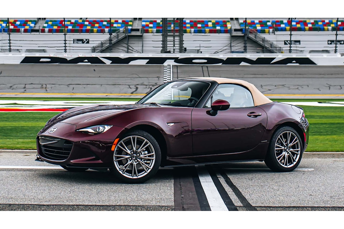 La nuova Mazda MX-5 avrà un motore più potente e cambio manuale