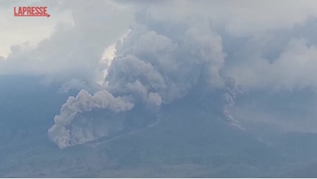 Indonesia, erutta vulcano Lewotobi Laki Laki: colonne di cenere alte 10 chilometri