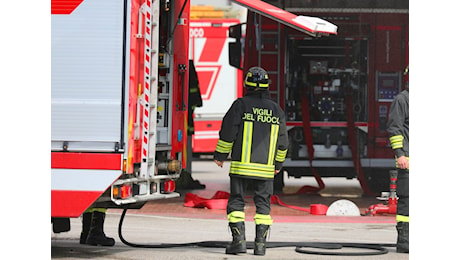 Incendio in un appartamento nel Milanese, morto un uomo: le fiamme partite dalla cucina