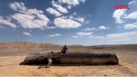 VIDEO Israele, frammento missile iraniano trovato nel deserto vicino ad Arad