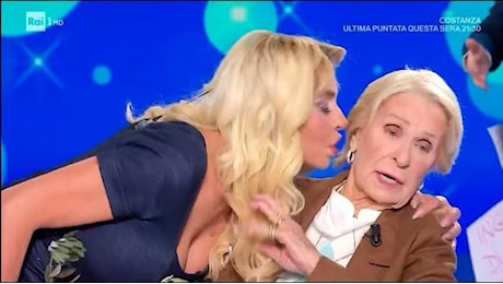 Tensione a Domenica In: Valeria Marini entra in studio e la madre respinge il suo gesto di pace