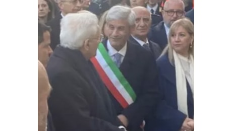 Applausi a Mattarella a Militello Val Catania per inaugurare una scuola