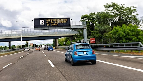 Una Fiat 500 ha guidato senza conducente sull’autostrada Milano-Serravalle: ecco com’è andata