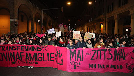 Bologna, in migliaia nel corteo fucsia contro ogni violenza: «Mai più sole, lo dobbiamo ai nostri figli»