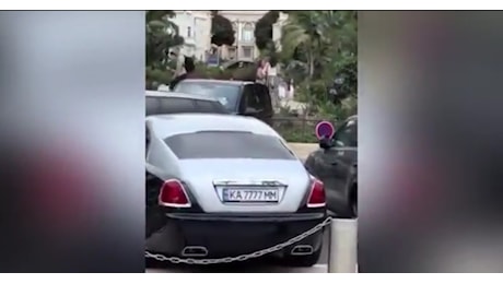 Supercar Aston Martin e Bentley con targhe ucraine al Casinò di Montecarlo e Ginevra, il web: Vendono le armi occidentali per comprarsi auto di lusso - VIDEO