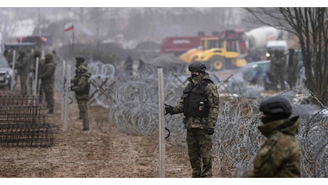 Polonia, stretta sui migranti: Tusk annuncia sospensione temporanea del diritto d’asilo