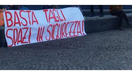 Università, protestano gli studenti dopo albero caduto: Basta tagli, spazi in sicurezza