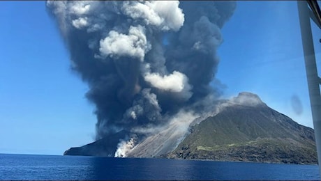 Nuova forte esplosione sullo Stromboli, nube alta sull’isola e fuggi fuggi dalle spiagge- VIDEO