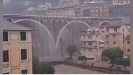 Il nubifragio a Sori, in Liguria, trasforma il ponte della ferrovia in una cascata d'acqua