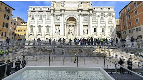 Fontana di Trevi, le nuove regole: senza acqua (né biglietto), la passerella, stop al lancio della moneta e numero chiuso