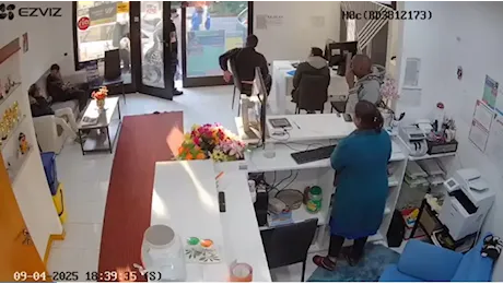 Treviso, «Basta con quel pallone»: commerciante preso a calci e pugni da un gruppo di ragazzini