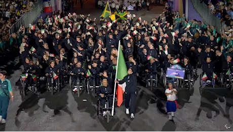 Paralimpiadi di Parigi, l'inaugurazione con la cerimonia di apertura: gli atleti azzurri sfilano sugli Champs-Élysées - Il video