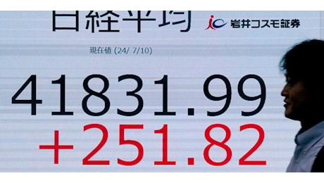 La Borsa di Tokyo +0,94%, la prima volta sopra quota 42mila