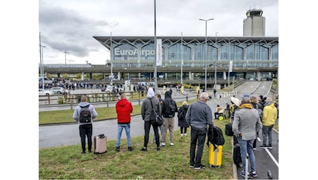 Aeroporto evacuato per allarme bomba. Tensione alle stelle in Francia
