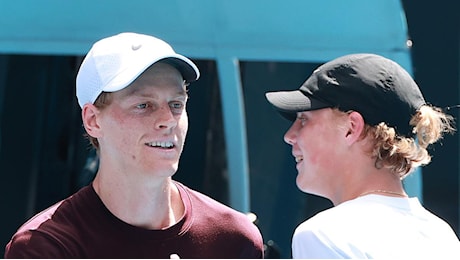 Jannik Sinner primo allenamento in Australia con Cruz Hewitt, figlio di Lleyton per gli Australian Open