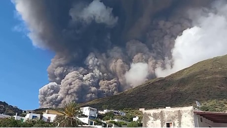 Stromboli, allerta per il vulcano: nube di cenere alta 2 chilometri