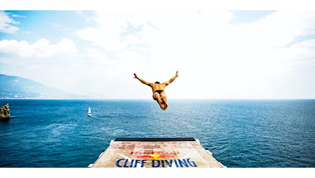 Polignano, incidente al Red Bull Cliff Diving: l'atleta perde conoscenza dopo un tuffo da 27 metri