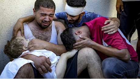 Di nuovo bombe israeliane su un campo profughi a Gaza, uccise due donne e un bambino