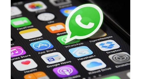 WhatsApp down, rallentamenti anche per Instagram e Facebook: ecco cosa sta succedendo